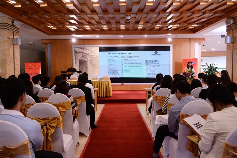 Đại diện HNX trình bày về hợp đồng mẫu chứng khoán phái sinh tại hội nghị ngày 18/11/2016. Nguồn: hnx.vn