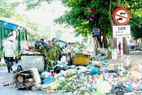 Phó Thủ tướng yêu cầu phát hiện, ngăn chặn, xử phạt kịp thời và nghiêm minh các hành vi chôn, lấp, xả thải, chất thải sinh hoạt... Nguồn: internet