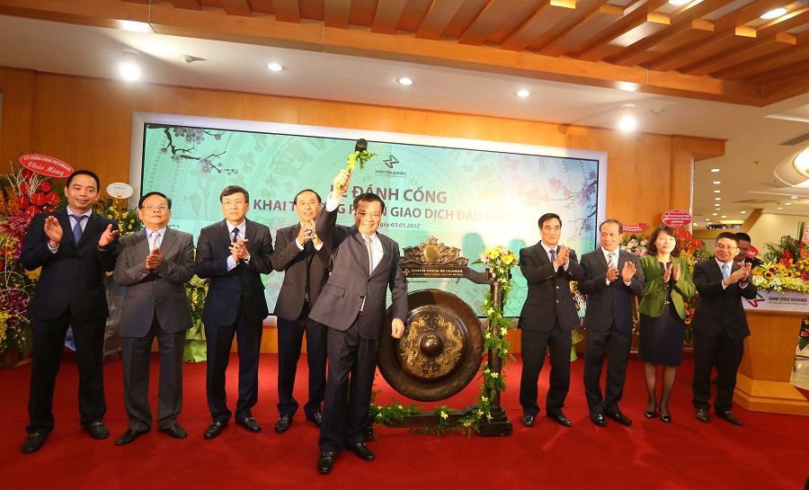 Đúng 9h00, Bộ trưởng Đinh Tiến Dũng đã đánh cồng khai trương phiên giao dịch chứng khoán đầu tiên của năm 2017. Nguồn: hnx.vn