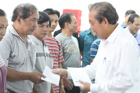 Phó Thủ tướng Trương Hòa Bình trao quà cho các hộ dân gặp hỏa hoạn. Nguồn: Chinhphu.vn