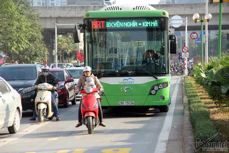 TP. Hà Nội cần có biện pháp xử lý nghiêm theo quy định của pháp luật đối với các hành vi vi phạm gây cản trở hoạt động của xe buýt nhanh. Nguồn: internet