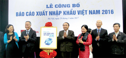 Thứ trưởng Bộ Công thương Trần Quốc Khánh công bố ấn phẩm báo cáo XNK 2016. Nguồn: daibieunhandan.vn