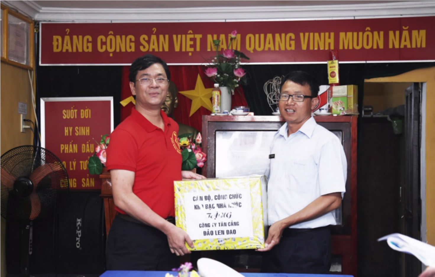 Cán bộ, công chức, viên chức và người lao động ở đất liền được cử đi công tác làm nhiệm vụ trên biển, đảo thì được hưởng mức phụ cấp lưu trú: 250.000 đồng/người/ngày.