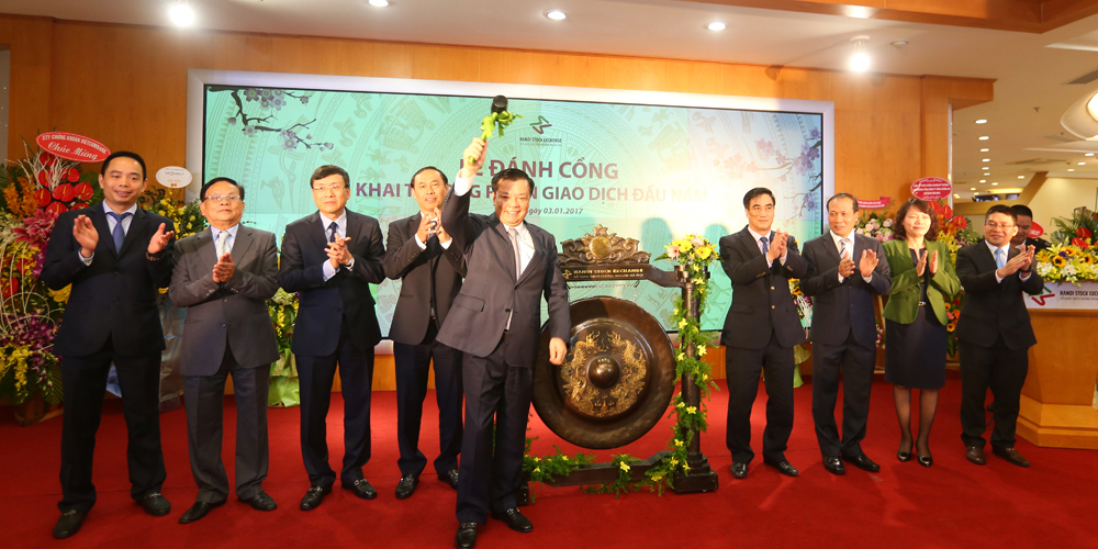 Bộ trưởng Bộ Tài chính Đinh Tiến Dũng đánh cồng khai trương phiên giao dịch đầu tiên năm 2017. Nguồn: hnx.vn