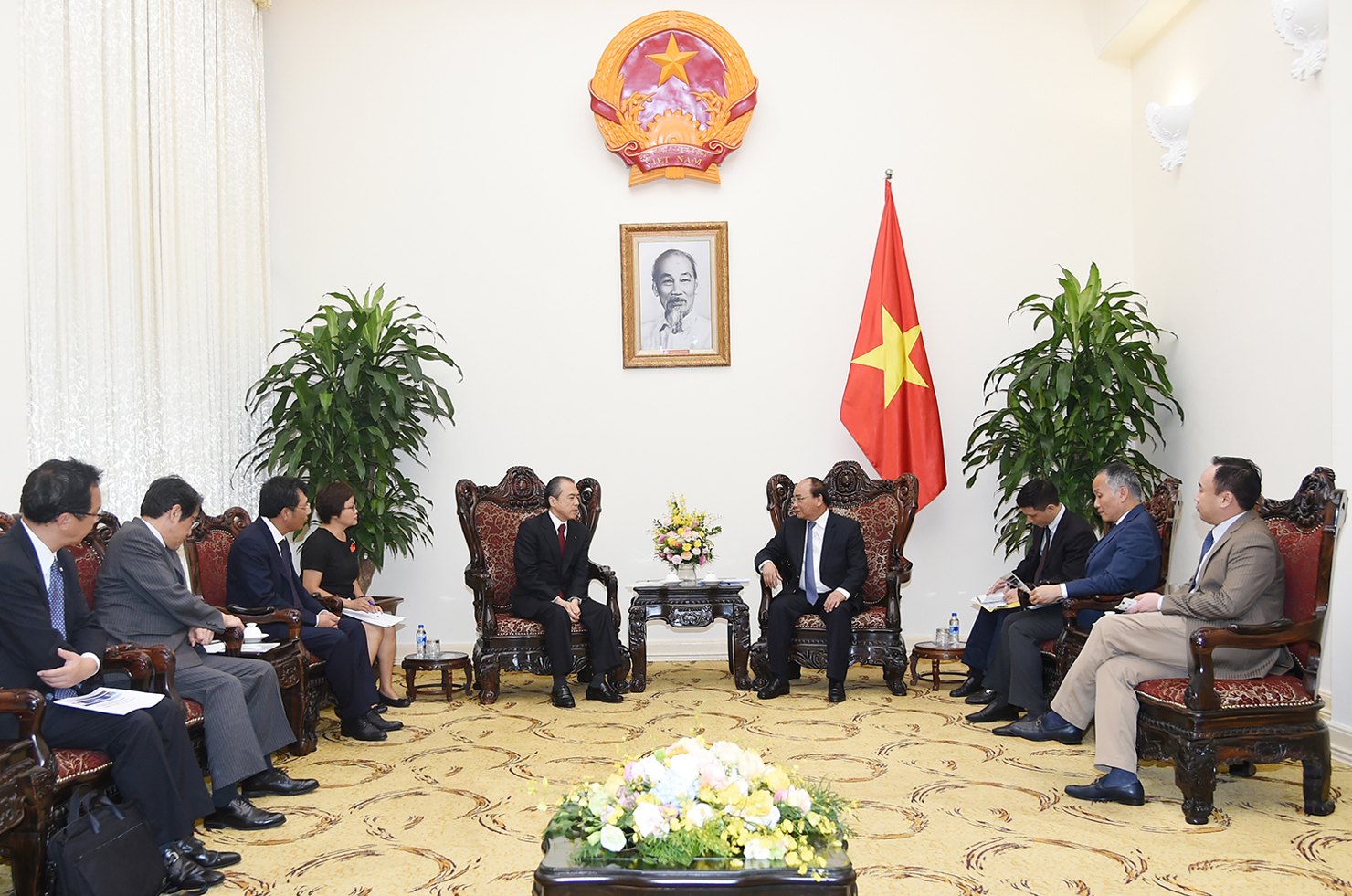 Thủ tướng Chính phủ Nguyễn Xuân Phúc trao đổi với ông Michiaki Hirose, Tổng Giám đốc Tokyo Gas tại buổi tiếp. Nguồn: chinhphu.vn