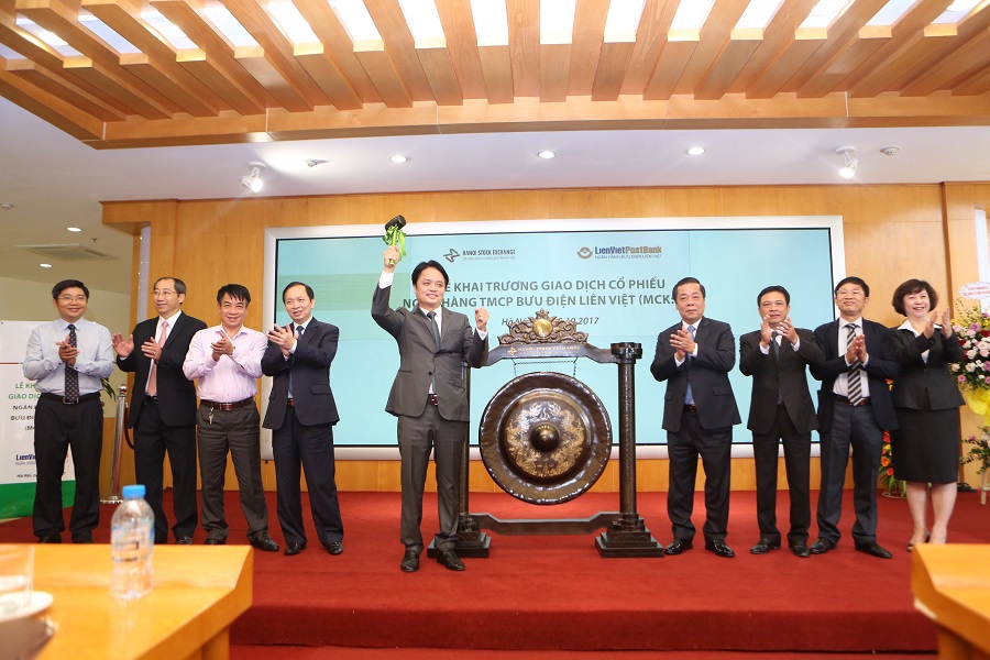 TS. Nguyễn Đức Hưởng, Chủ tịch LienVietPostBank đánh cồng khai trương giao dịch cổ phiếu LPB tại HNX. Nguồn: hnx.vn