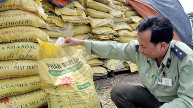 Lực lượng Quản lý thị trường tăng cường kiểm tra, kiểm soát việc thực hiện các quy định của pháp luật liên quan đến phân bón. Nguồn: internet