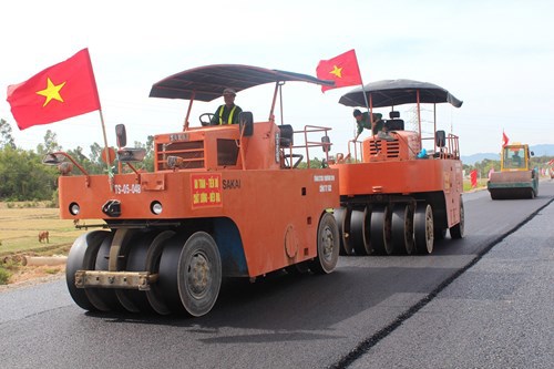 Công ty 532 thi công rải thảm nhựa đường cao tốc Đà Nẵng – Quảng Ngãi. Nguồn: qdnd.vn