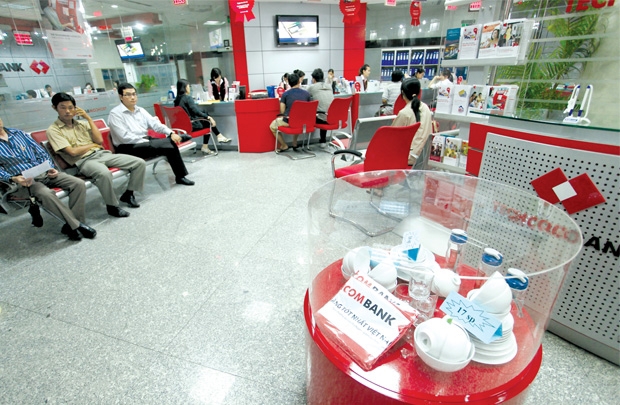 việc các nhà đầu tư nước ngoài đổ tiền vào các phiên chào sàn và thoái vốn với khối lượng kỷ lục như trên cũng tác động tích cực lên tâm lý thị trường. Nguồn: QH