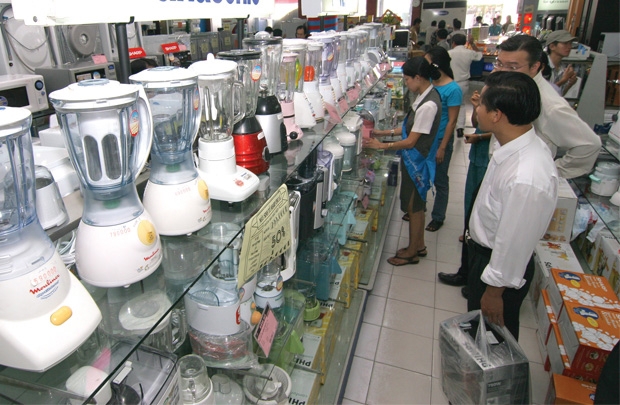 Các nhà bán lẻ ngành điện máy, công nghệ số thu hút khách hàng online. Ảnh: X.Thảo