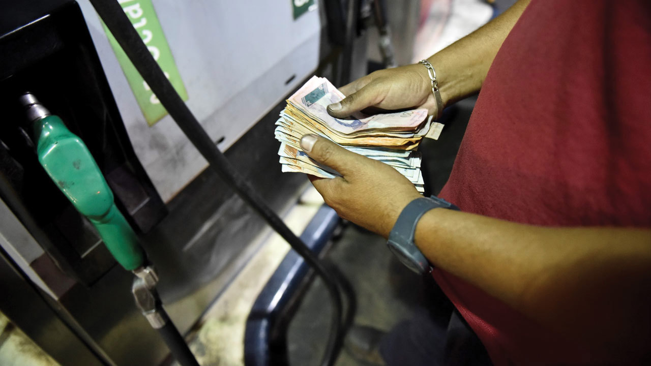 Giá dầu thế giới lao dốc đẩy nền kinh tế Venezuela vào khủng hoảng và lạm phát phi mã. Nguồn: internet