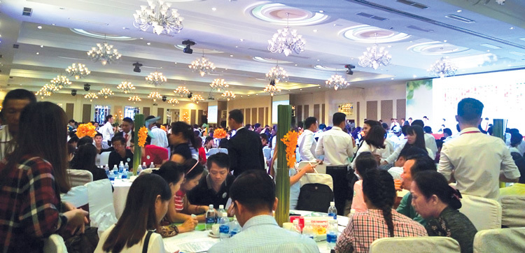 Rất đông khách tham dự một cuộc giới thiệu đất nền vùng lân cận TP. Hồ Chí Minh.