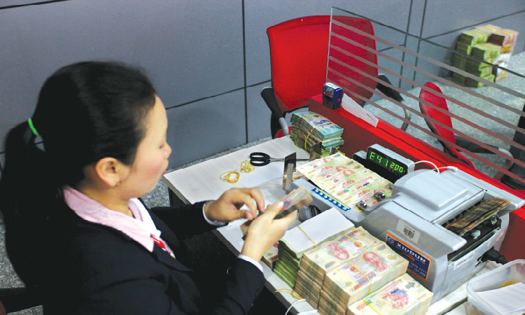 Một ngân hàng hoạt động bình thường thì tỷ lệ các khoản lãi và phí phải thu trên dư nợ bình quân chỉ ở mức 2 - 3%. Ảnh: Quý Hòa
