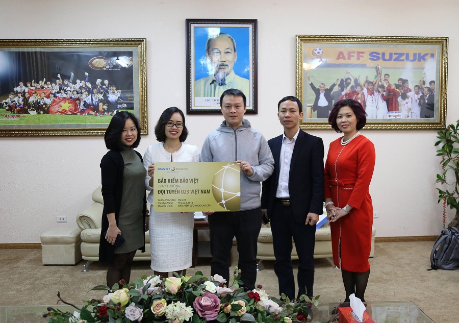  Bảo hiểm Bảo Việt trao thưởng cho đội tuyển U23 Việt Nam quyền lợi Kim cương với sản phẩm bảo hiểm chăm sóc sức khoẻ “Bảo Việt An Gia”.