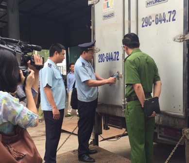 Cán bộ hải quan và công an mở niêm phong xe vận chuyển lá Khat để thực hiện tiêu hủy. Ảnh: Minh Hà/thoibaotaichinhvietnam.vn