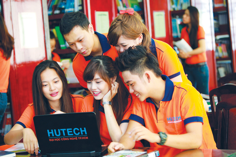 Học sinh, sinh viên đóng 70% và ngân sách nhà nước hỗ trợ 30%.