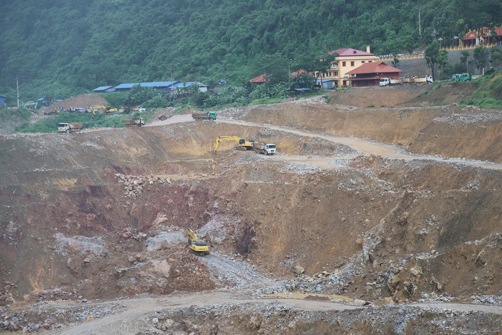 Công trường khai thác sâu hàng trăm mét tại bãi vàng Bản Ná. Ảnh: VietnamNet