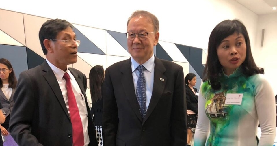 PGS.,TS. Đặng Văn Thanh - Chủ tịch Hội Kế toán và Kiểm toán Việt Nam trao đổi với đại biểu tại Đại hội Kế toán Thế giới.