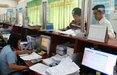 Cán bộ Hải quan Cần Thơ hướng dẫn khách hàng làm thủ tục đăng kiểm hàng hóa