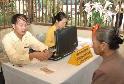 Cán bộ BHXH TP. Hà Nội đang hướng dẫn người dân. Nguồn: internet