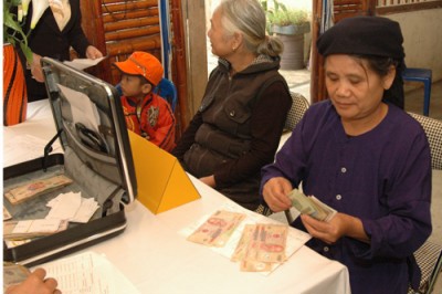 Dịch vụ chi trả lương hưu và trợ cấp bảo hiểm xã hội (BHXH) qua hệ thống Bưu điện đang được mở rộng tới 63/63 tỉnh. Nguồn: internet
