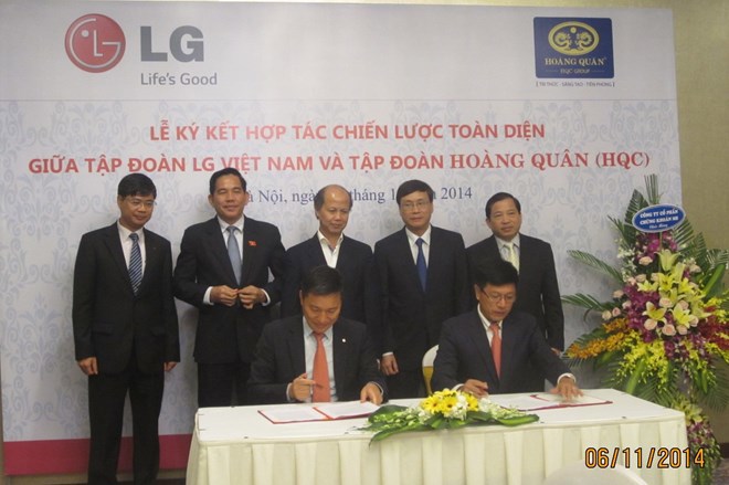 Thứ trưởng Bộ Xây dựng Nguyễn Trần Nam (giữa), Chủ tịch Ủy ban Chứng khoán Vũ Bằng (thứ 2 từ phải sang) chứng kiến lễ ký kết. Nguồn: Hoàng Quân Group