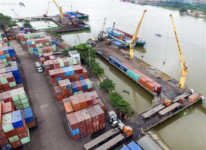 Cục Hải quan Hà Nội quản lý đã triển khai VASSCM tại  Hải quan   Hải quan Hà Nội: Hệ thống VASSCM “phủ sóng” các địa điểm, kho, bãi Thứ Tư, 02/01/2019 07:58 GMT+7  (HQ Online)- Sau khi triển khai thành công Hệ thống quản lý hải quan tự động (VASSCM) tại 3 doanh nghiệp kinh doanh kho, bãi, cảng hàng không tại sân bay quốc tế Nội Bài, Cục Hải quan Hà Nội đã tiếp tục nghiên cứu, mở rộng triển khai hệ thống đối với các DN kinh doanh kho CFS, kho bảo thuế, ICD, địa điểm kiểm tra tập trung. [Hệ thống VASSCM]  Đã mở rộng tại 8 kho, bãi, địa điểm  Theo lộ trình mới nhất, 8 kho, bãi, địa điểm kiểm tra tập trung do Cục Hải quan Hà Nội quản lý đã triển khai VASSCM, gồm: Công ty CP Đầu tư Thương mại và Dịch vụ quốc tế (IVD); Công ty CP Phát triển Hàng hải VIMADECO (ICD); Công ty TNHH Tiếp vận Thăng Long (địa điểm kiểm tra tập trung); Công ty TNHH Vận tải Duyên hải Phú Thọ (ICD); Giao nhận kho vận Mê Linh (điểm kiểm tra tập trung); Công ty Toyota Việt Nam (Kho bảo thuế); Công ty CP Giao nhận và vận