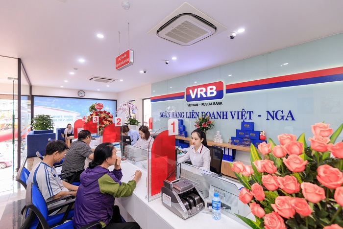 Khách hàng giao dịch tại điểm giao dịch VRB. Ảnh: VRB.