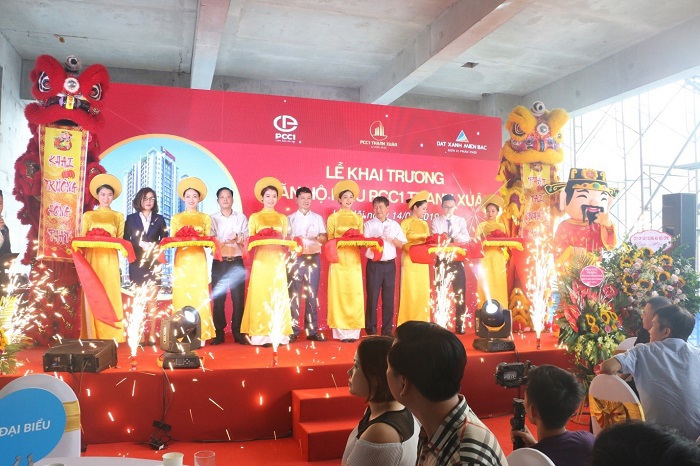 Các đại biểu thực hiện nghi thức cắt băng khai trương căn hộ mẫu PCC1 Thanh Xuân.