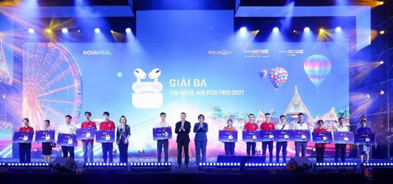 Các chuyên viên kinh doanh may mắn nhận giải tại sự kiện.