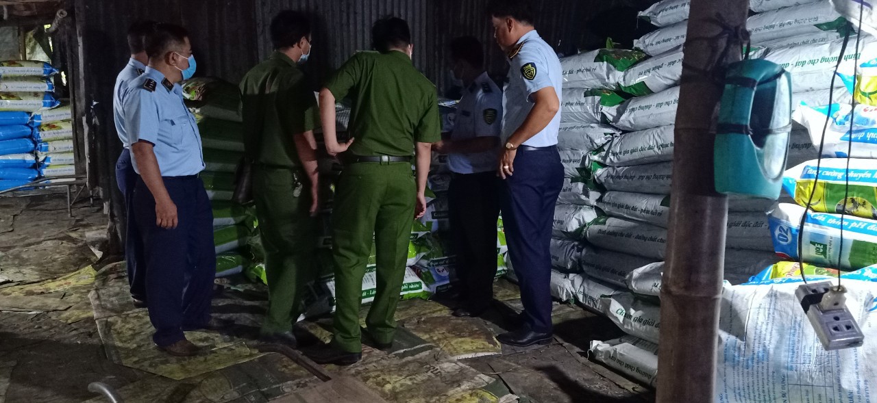Đoàn ki&ecirc;̉m tra ti&ecirc;́n hành tạm giữ toàn b&ocirc;̣ s&ocirc;́ lượng h&agrave;ng ho&aacute;, tang vật, phương tiện d&ugrave;ng để san chiết, đ&oacute;ng g&oacute;i ph&acirc;n b&oacute;n c&oacute; dấu hiệu vi phạm.