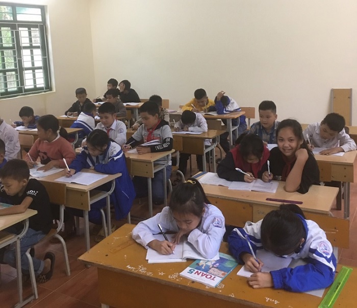 Niềm hạnh phúc của các em học sinh khi được học tập tại ngôi trường mới.