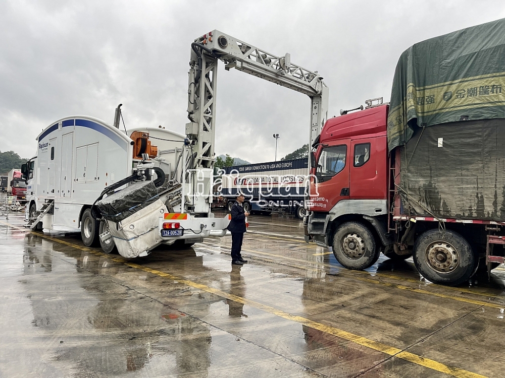 Hải quan Hữu Nghị bố trí công chức hướng dẫn xe hàng thực hiện soi chiếu hàng hóa. Ảnh: Thanh Liêm