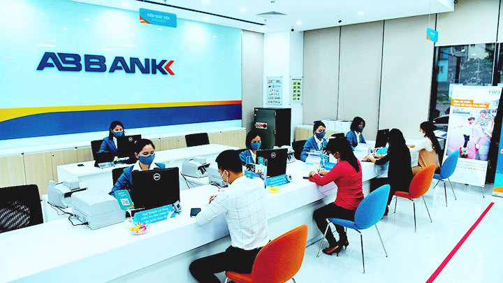 Nhiều ngân hàng thương mại tiếp tục giảm lãi suất cho vay để hỗ trợ doanh nghiệp.
