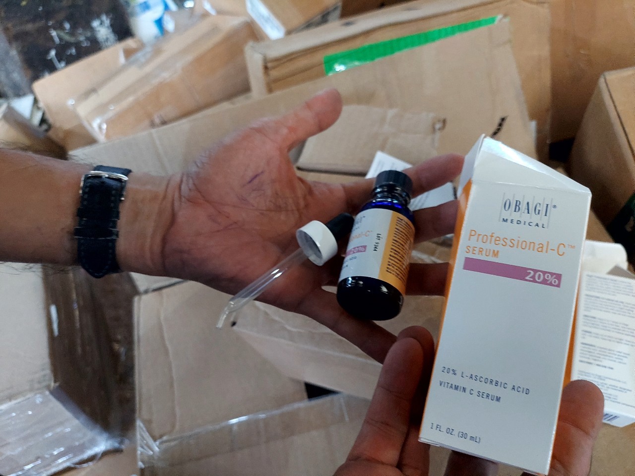 Tiêu hủy lô mỹ phẩm Obagi nhập lậu và thuốc tây không rõ nguồn gốc - Ảnh 1