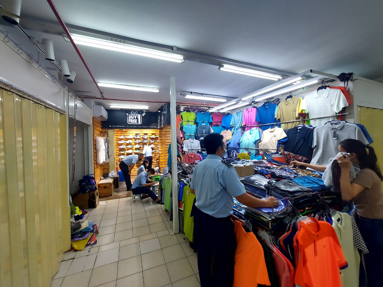 Kiểm tra tại Kiot kinh doanh quần áo thuộc Trung tâm thương mại Sài Gòn Square.