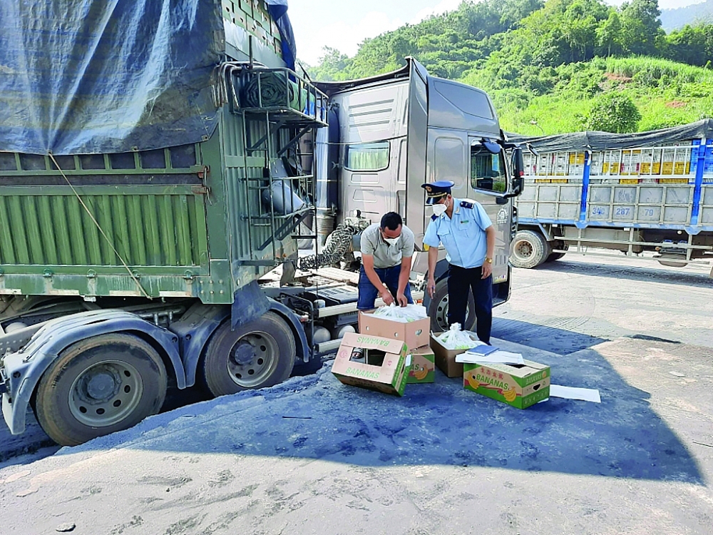 Chi cục Hải quan cửa khẩu quốc tế Thanh Thủy (Hà Giang) kiểm tra hàng hóa XNK. Ảnh: Hải quan Thanh Thủy.