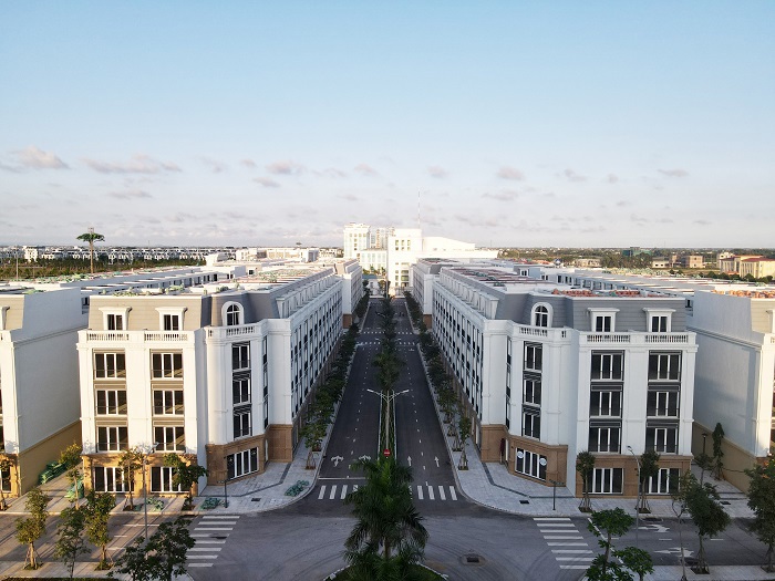 Các căn nhà phố thương mại Eurowindow Garden City được thiết kế theo phong cách tân cổ điển thời thượng, sở hữu 2 mặt tiền rộng rãi thuận tiện an cư và kinh doanh.