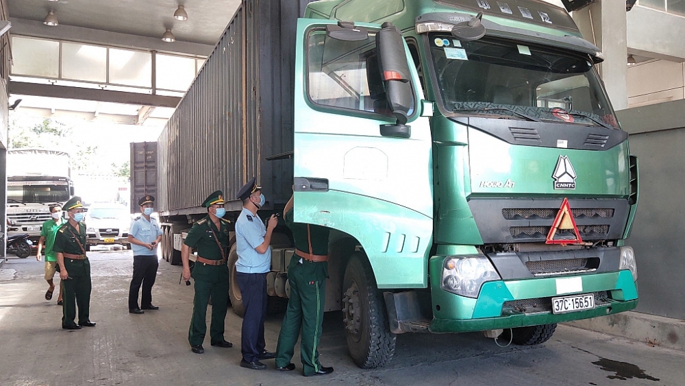 Hải quan Cầu Treo phối hợp với các lực lượng chức năng kiểm soát chặt phương tiện chở hàng hóa qua địa bàn. Ảnh: Thế Mạnh.