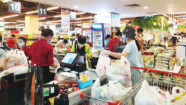 Ngành bán buôn, bán lẻ giảm 3,1% so cùng kỳ năm trước. Ảnh: Nam Anh
