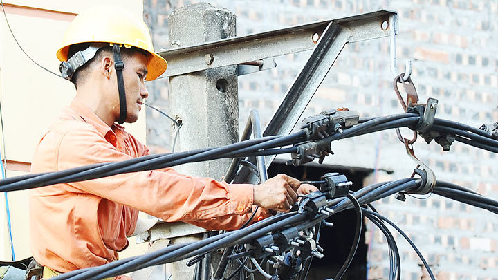 Khắc phục sự cố, bảo đảm nguồn điện vận hành an toàn và ổn định. Ảnh: Hải Nam