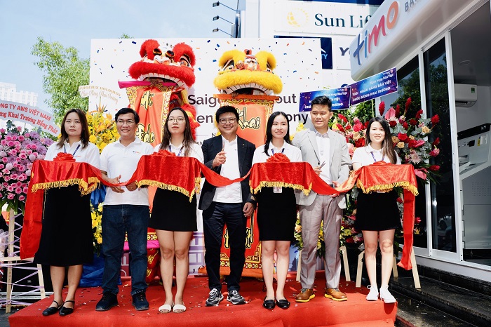 Ban Lãnh đạo Ngân hàng số Timo cắt băng khánh thành khai trương Hangout Saigon - Ảnh: Nguồn Timo.