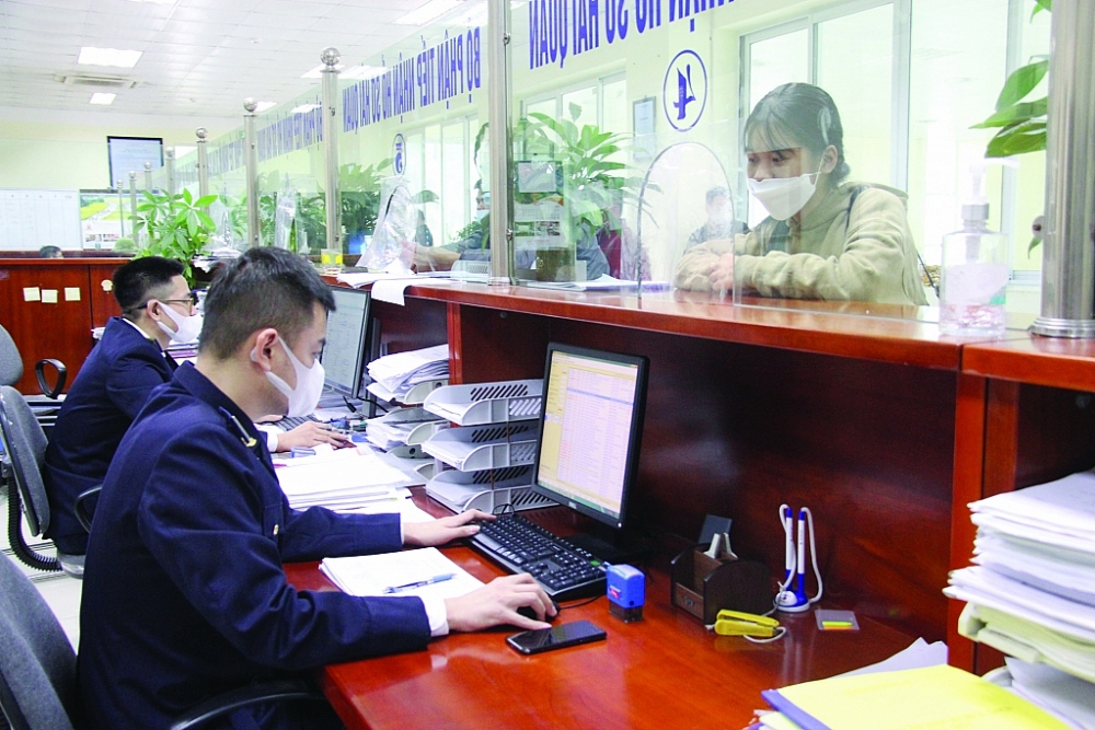 Hải quan Chi Ma hướng dẫn doanh nghiệp làm thủ tục hải quan. Ảnh: H.Nụ.