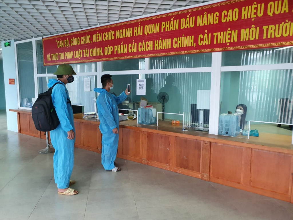 DN đến làm thủ tục xuất nhập khẩu hàng hóa tại Chi cục Hải quan cửa khẩu quốc tế Cầu Treo. Ảnh: Kiều Trinh.