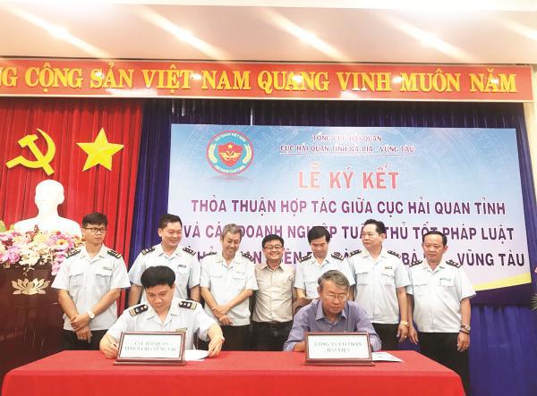 Lãnh đạo Cục Hải quan BR-VT ký kết hợp tác với đại diện DN trên địa bàn.