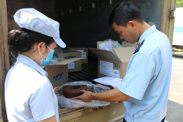 Công chức Hải quan Đồng Nai kiểm tra hàng hóa xuất nhập khẩu
