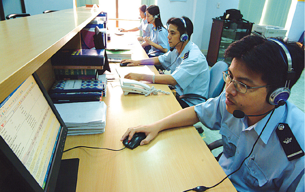 Cán bộ Cục Hải quan TP. Hải Phòng thực hiện thủ tục hải quan điện tử