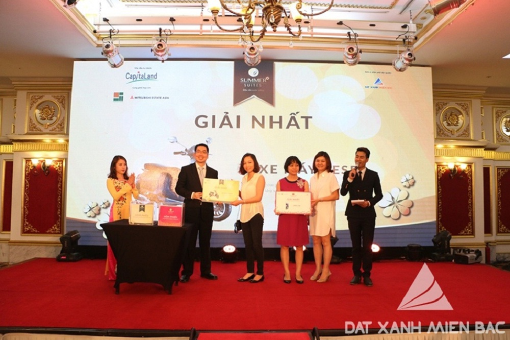 Ông Lim Andre, TGĐ CapitaLand KV miền Bắc trao giải nhất (Xe máy Vespa) cho chị Vũ Thị Phượng, Chủ nhân căn hộ S2 và Bà Jaselyn Wan – Giám đốc KD và tiếp thị CapitaLand VN trao giải nhất (Ipad Air) cho chị Nguyễn Thị Tuyết Nga - khách tham dự tại sự kiện