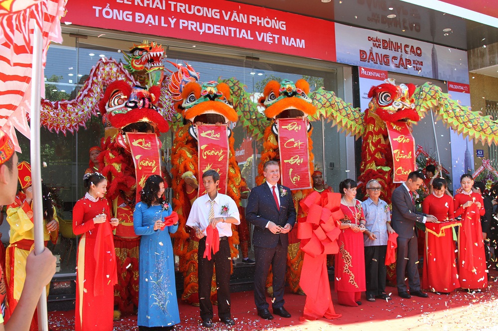 Ông Wilf Blackburn, Tổng Giám đốc Prudential trong lễ khai trương Mô hình Văn phòng Tổng đại lý