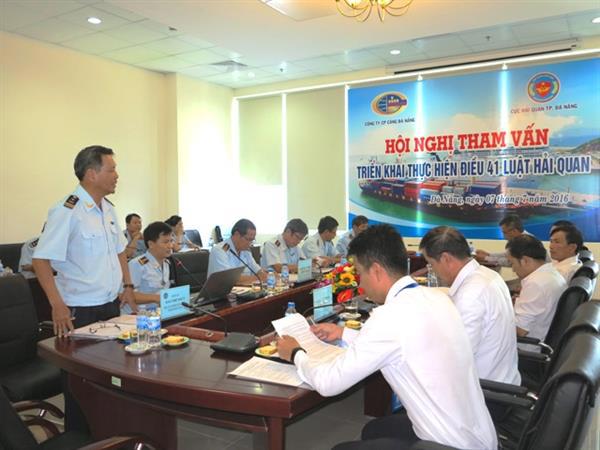 Ông Đào Thế Nhựt giới thiệu với doanh nghiệp các lợi ích trong phối hợp giám sát hàng hóa xuất nhập khẩu tại Hội nghị tham vấn tháng 7 vừa qua. Ảnh: Hải quan Đà Nẵng. 